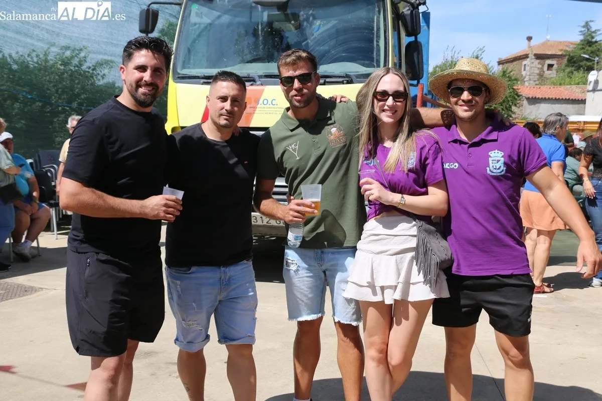 Tras el primer encierro de las fiestas, los vecinos de Villares de Yeltes reponían fuerzas con carrilleras estofadas / CORRAL
