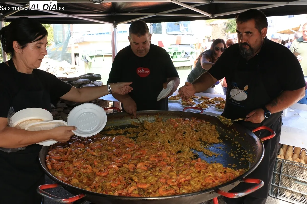 En Villares de Yeltes reponían fuerzas este lunes ante lo que les queda por delante de las fiestas / CORRAL 