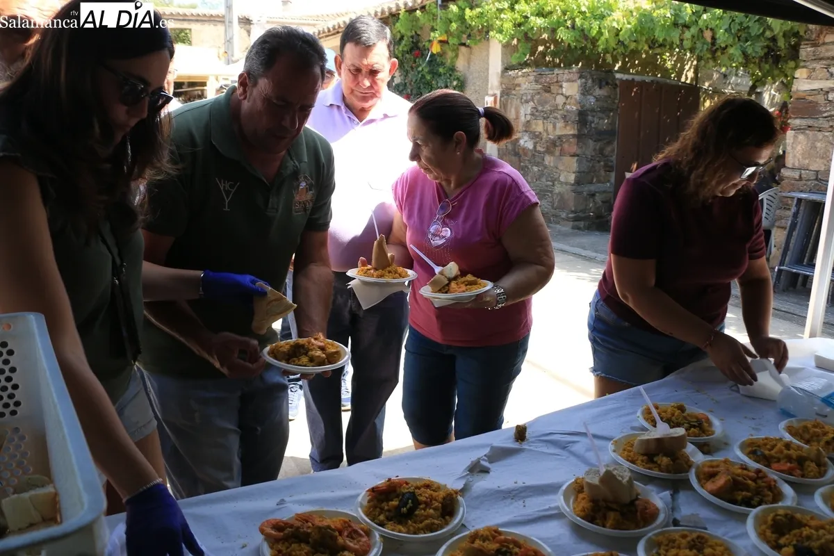 En Villares de Yeltes reponían fuerzas este lunes ante lo que les queda por delante de las fiestas / CORRAL 