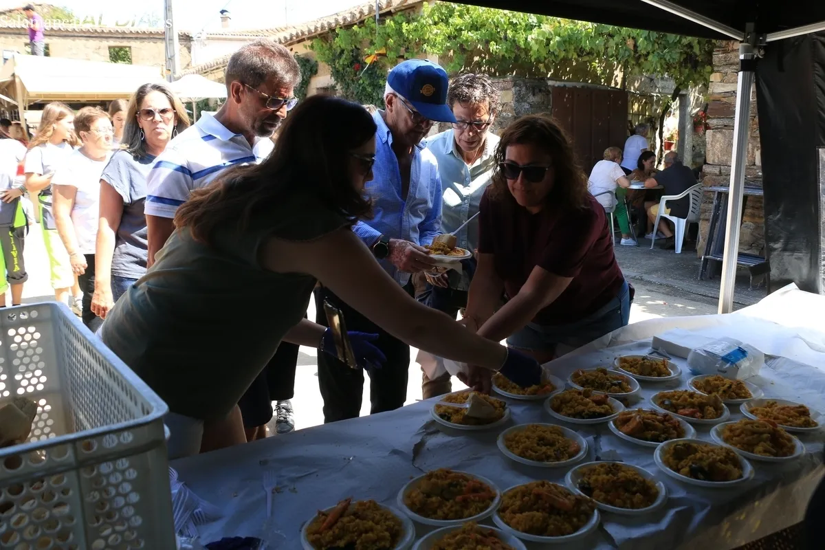 En Villares de Yeltes reponían fuerzas este lunes ante lo que les queda por delante de las fiestas / CORRAL 