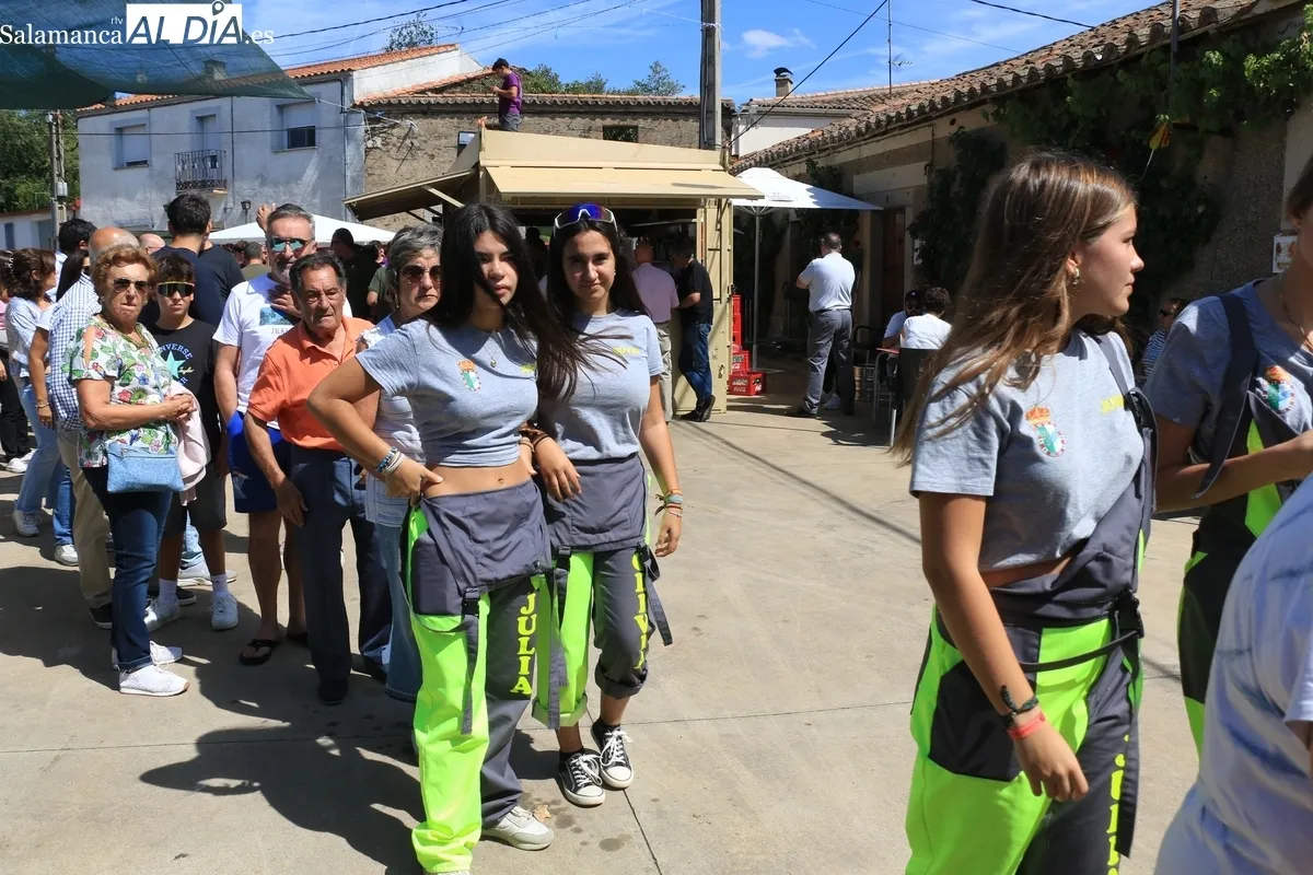En Villares de Yeltes reponían fuerzas este lunes ante lo que les queda por delante de las fiestas / CORRAL 