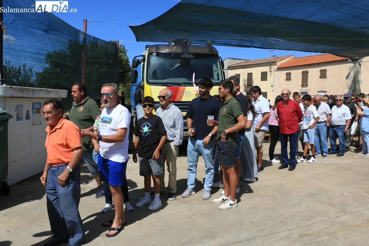 En Villares de Yeltes reponían fuerzas este lunes ante lo que les queda por delante de las fiestas / CORRAL 