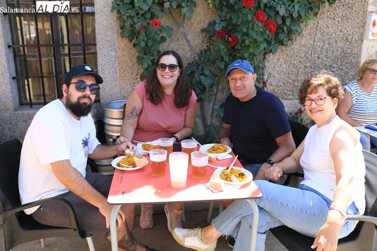 En Villares de Yeltes reponían fuerzas este lunes ante lo que les queda por delante de las fiestas / CORRAL 