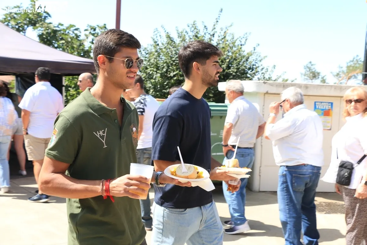 En Villares de Yeltes reponían fuerzas este lunes ante lo que les queda por delante de las fiestas / CORRAL 