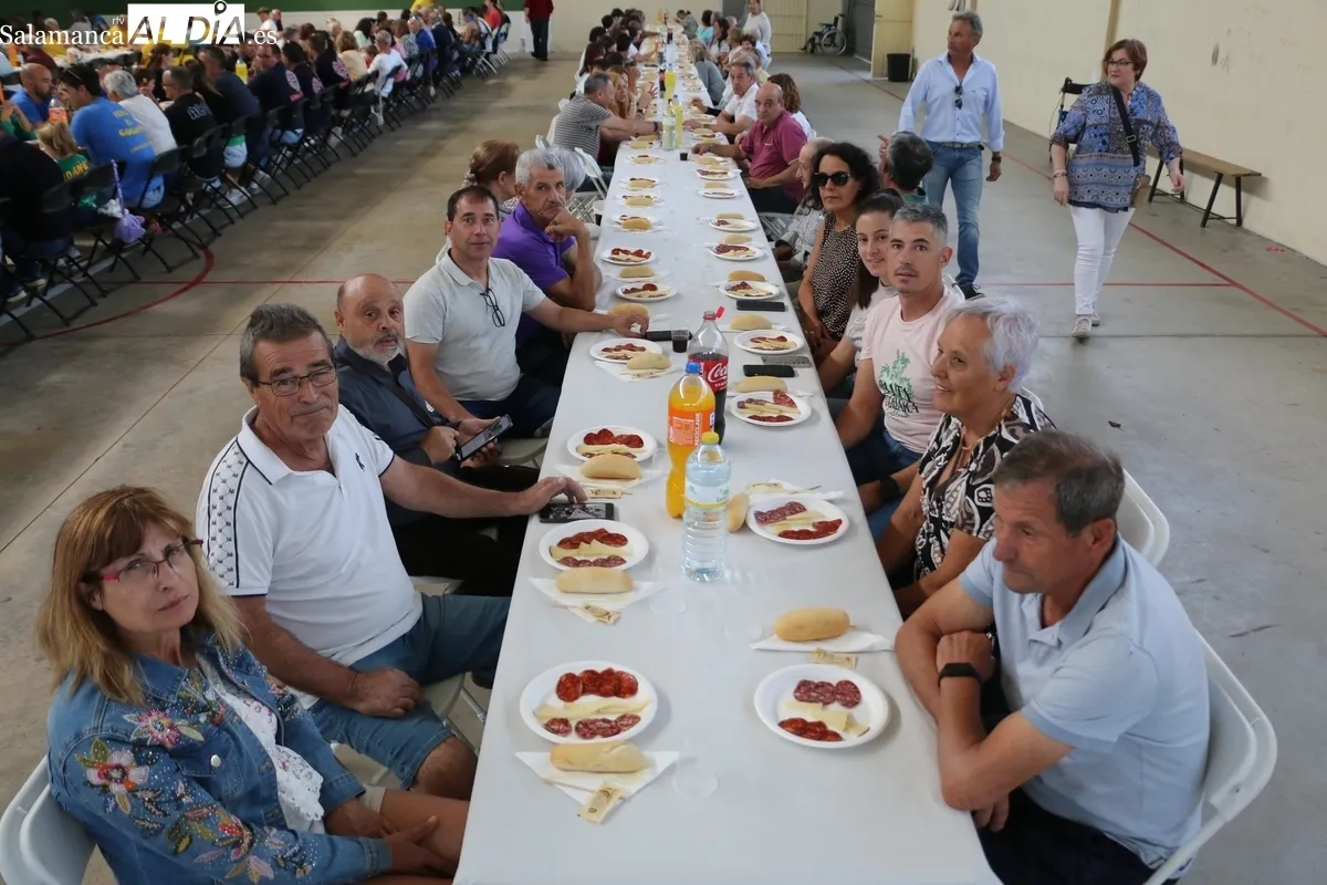 Los villasequenses dicen adiós a las fiestas con la tradicional comida de hermandad / CORRAL 
