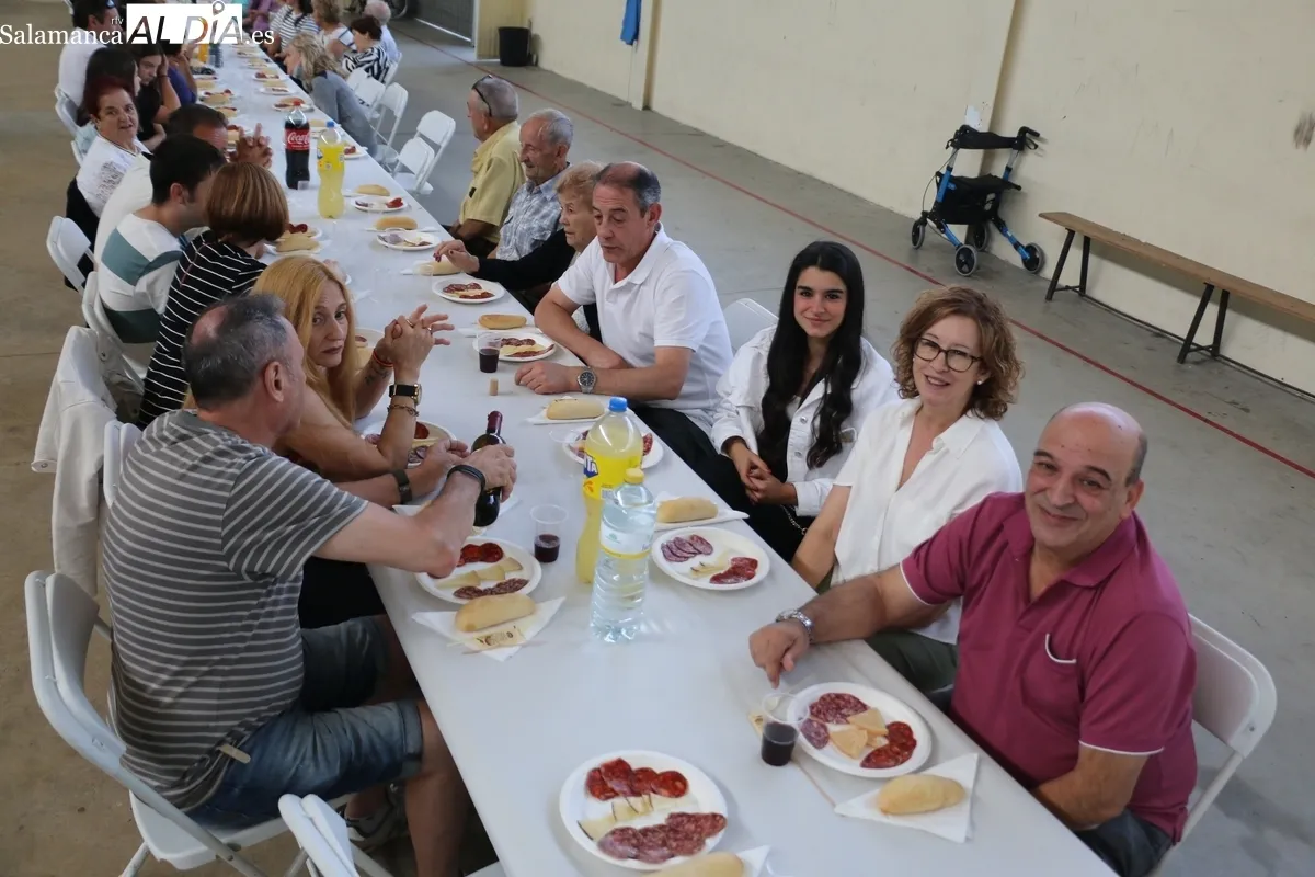 Los villasequenses dicen adiós a las fiestas con la tradicional comida de hermandad / CORRAL 