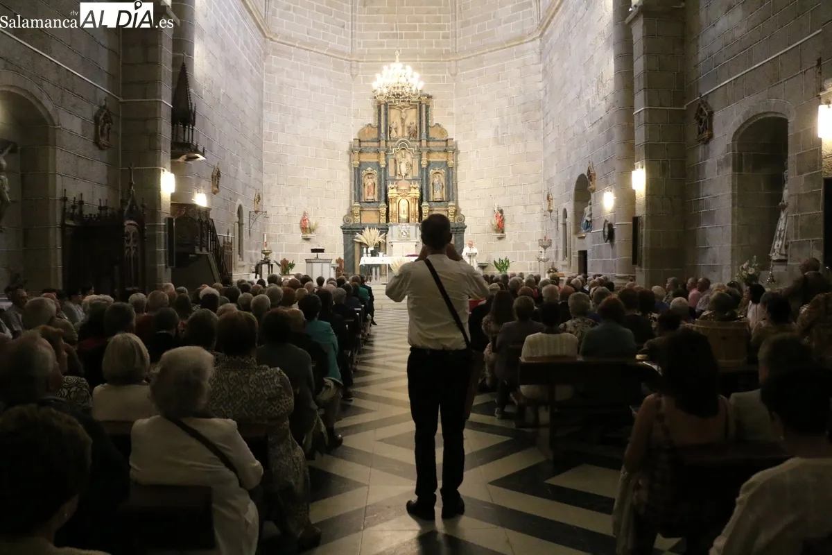 Un total de 35 matrimonios de la comarca recibieron una placa con motivo de sus Bodas de Oro / CORRAL 