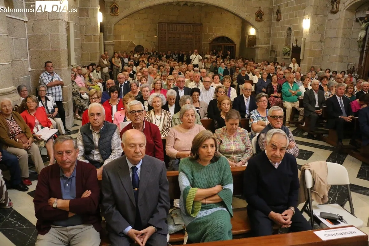 Un total de 35 matrimonios de la comarca recibieron una placa con motivo de sus Bodas de Oro / CORRAL 