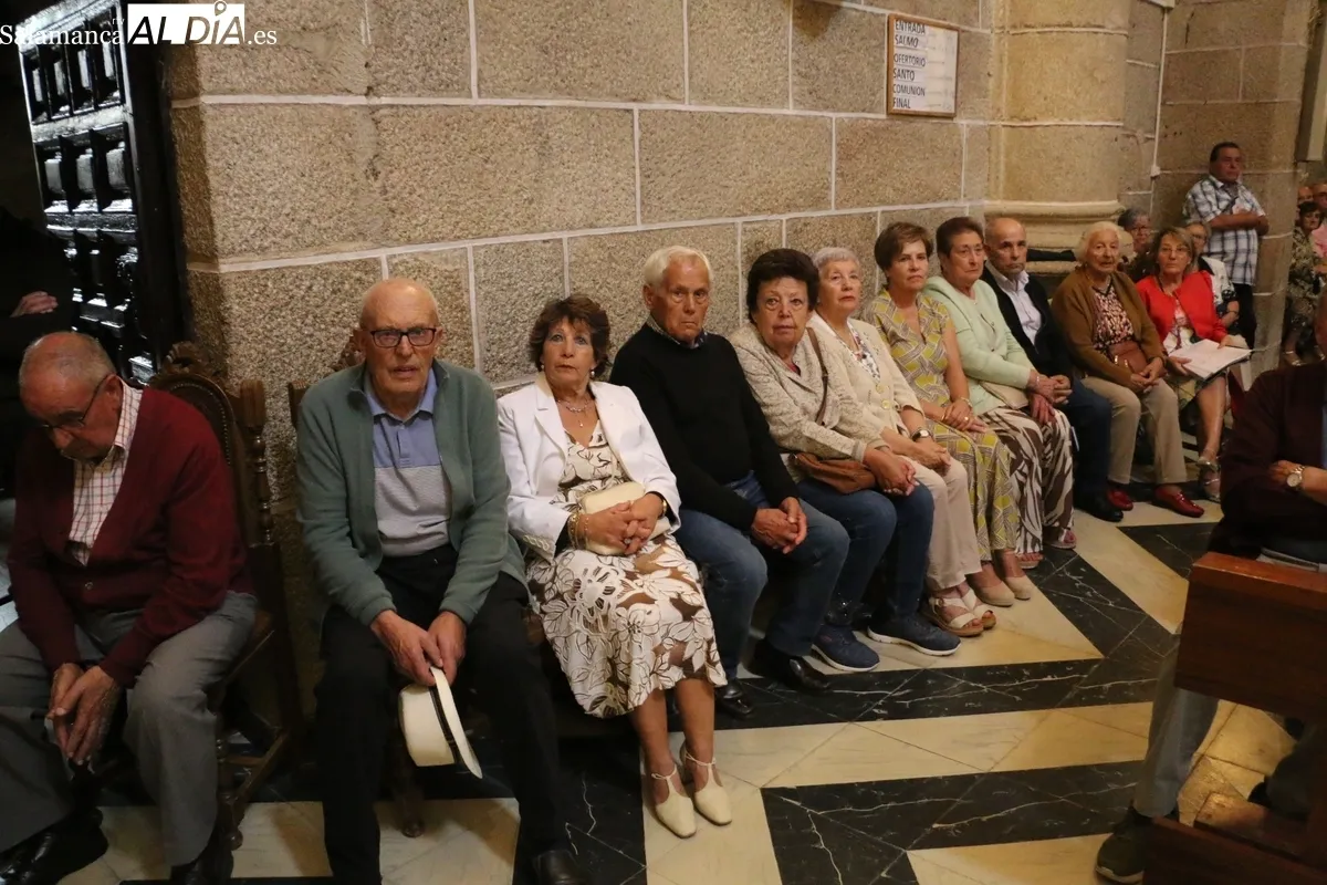 Un total de 35 matrimonios de la comarca recibieron una placa con motivo de sus Bodas de Oro / CORRAL 