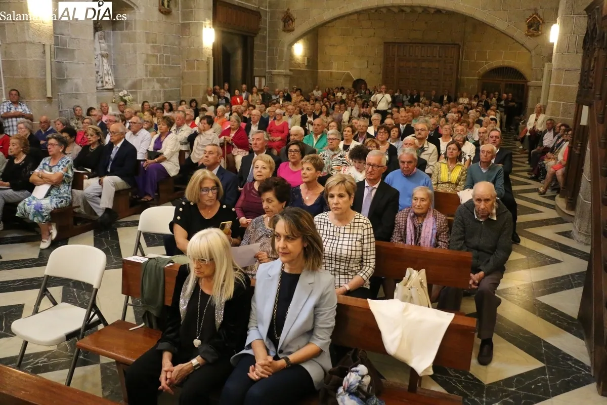 Un total de 35 matrimonios de la comarca recibieron una placa con motivo de sus Bodas de Oro / CORRAL 
