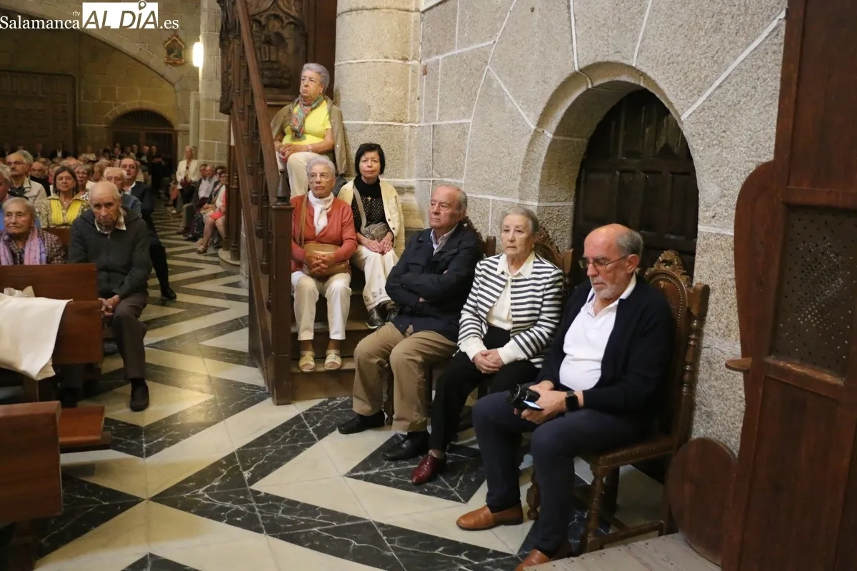Un total de 35 matrimonios de la comarca recibieron una placa con motivo de sus Bodas de Oro / CORRAL 