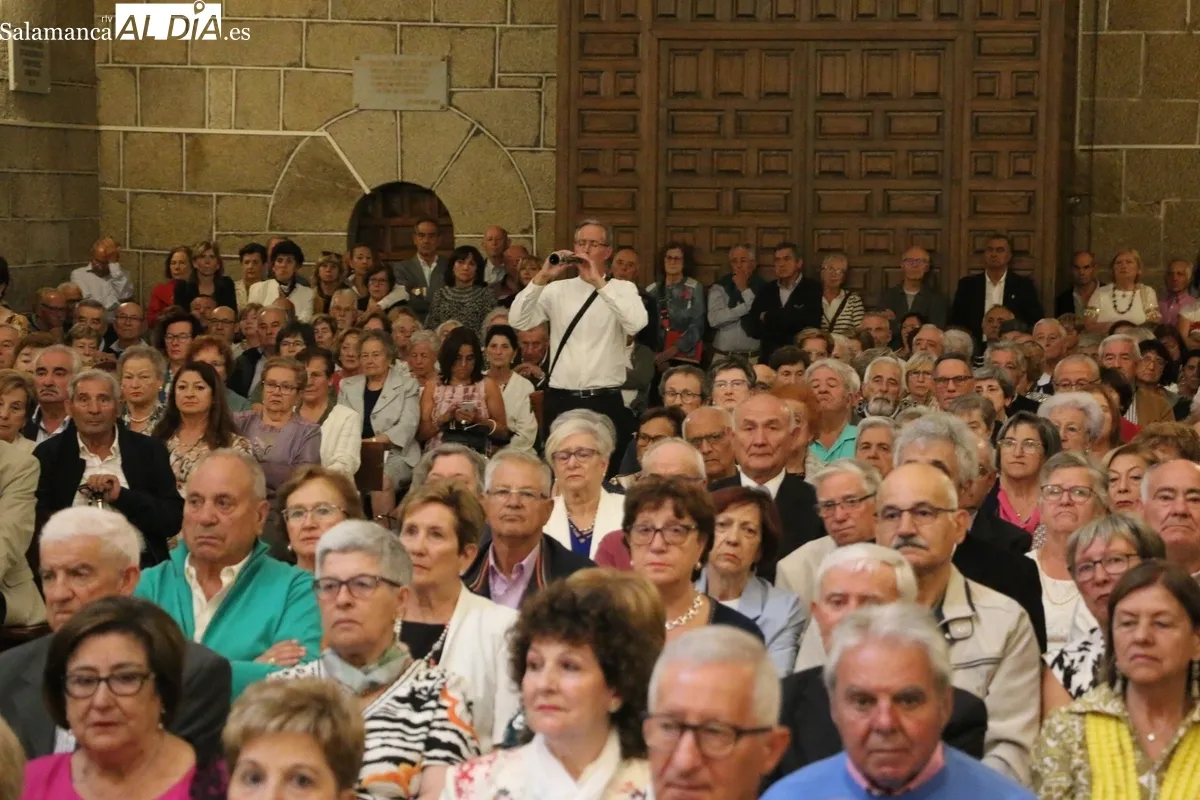 Un total de 35 matrimonios de la comarca recibieron una placa con motivo de sus Bodas de Oro / CORRAL 