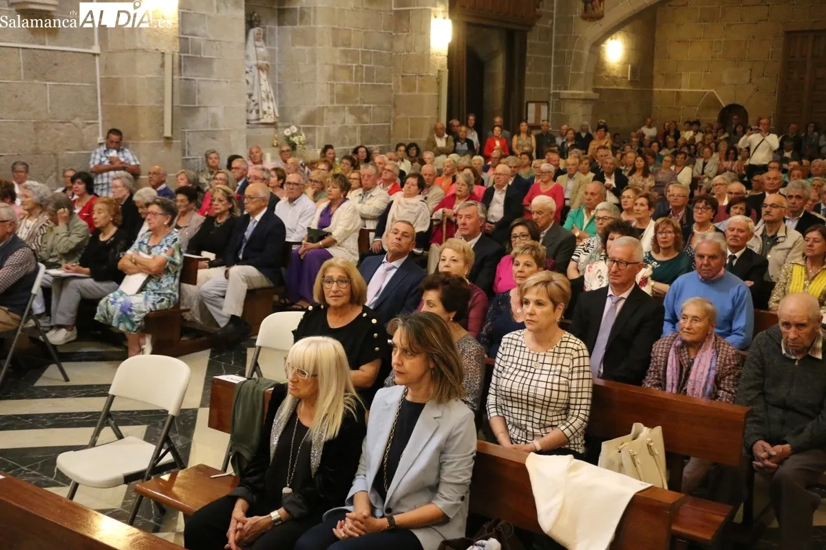 Un total de 35 matrimonios de la comarca recibieron una placa con motivo de sus Bodas de Oro / CORRAL 