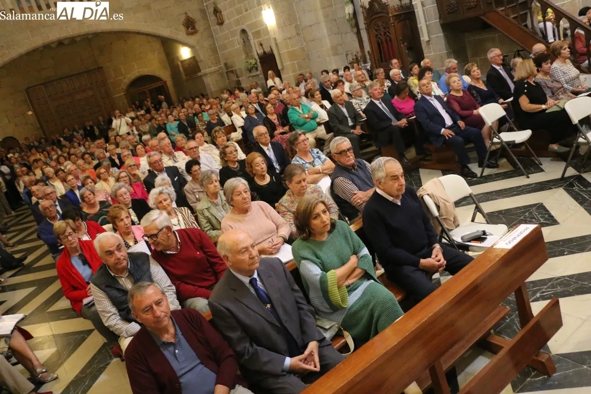 Un total de 35 matrimonios de la comarca recibieron una placa con motivo de sus Bodas de Oro / CORRAL 