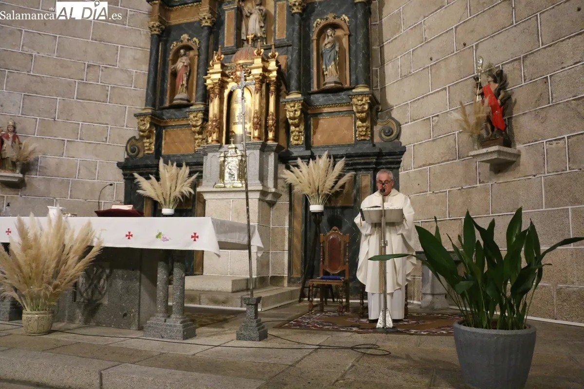 Un total de 35 matrimonios de la comarca recibieron una placa con motivo de sus Bodas de Oro / CORRAL 