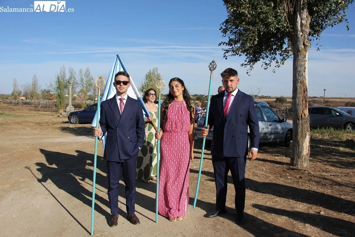 Tras los actos religiosos presididos por los mayordomos tendría lugar la subasta de la bandera, que alcanzó los 4.000 euros / MARIBEL SÁNCHEZ