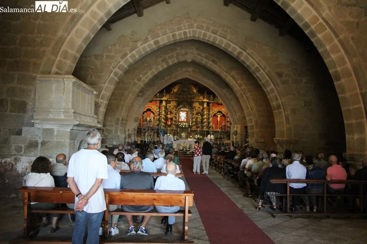 Tras los actos religiosos presididos por los mayordomos tendría lugar la subasta de la bandera, que alcanzó los 4.000 euros / MARIBEL SÁNCHEZ