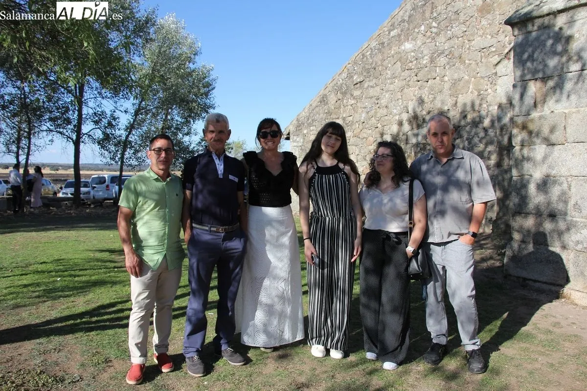 Tras los actos religiosos presididos por los mayordomos tendría lugar la subasta de la bandera, que alcanzó los 4.000 euros / MARIBEL SÁNCHEZ