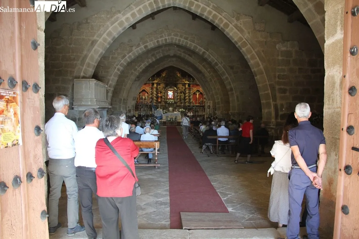 Tras los actos religiosos presididos por los mayordomos tendría lugar la subasta de la bandera, que alcanzó los 4.000 euros / MARIBEL SÁNCHEZ