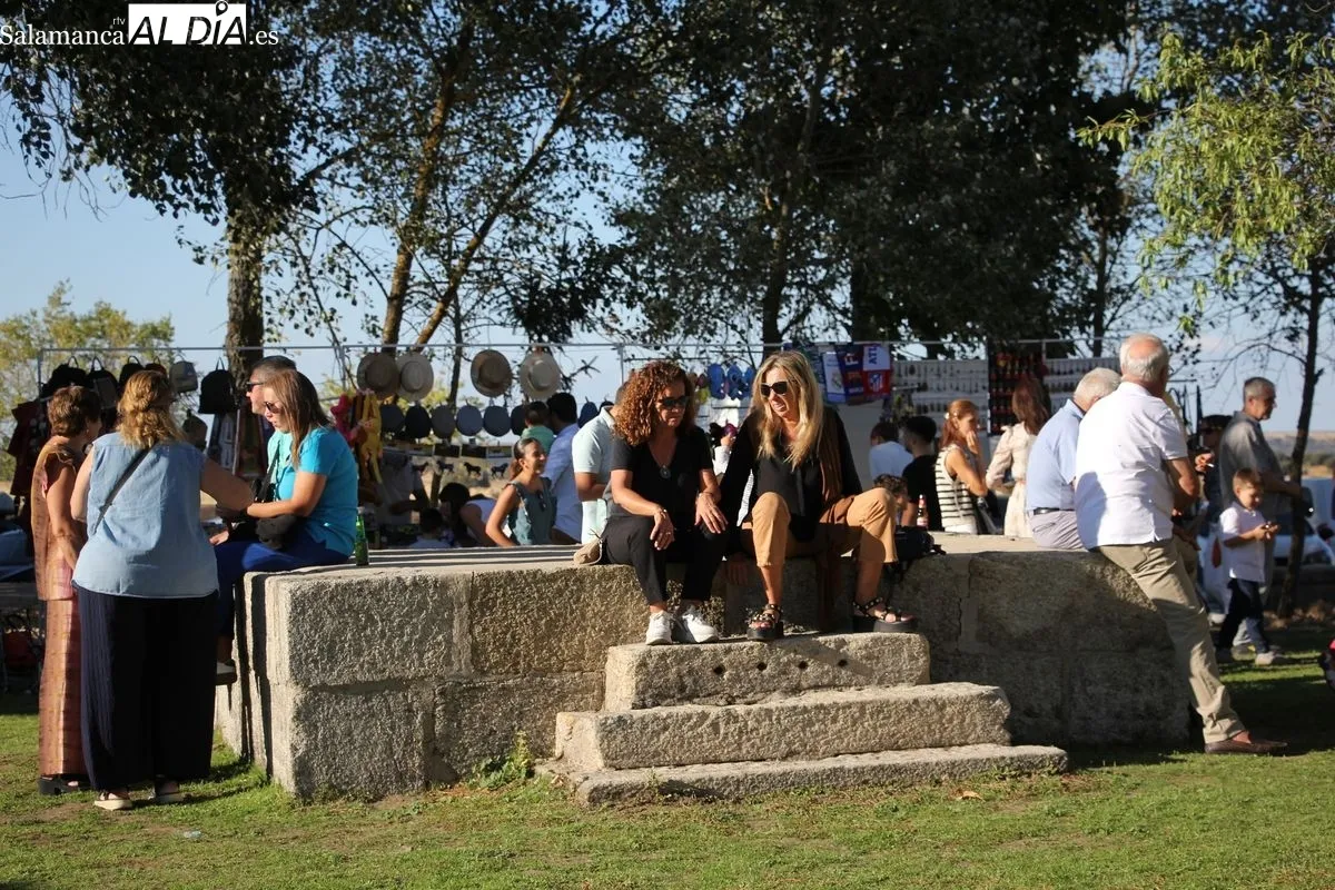 Tras los actos religiosos presididos por los mayordomos tendría lugar la subasta de la bandera, que alcanzó los 4.000 euros / MARIBEL SÁNCHEZ