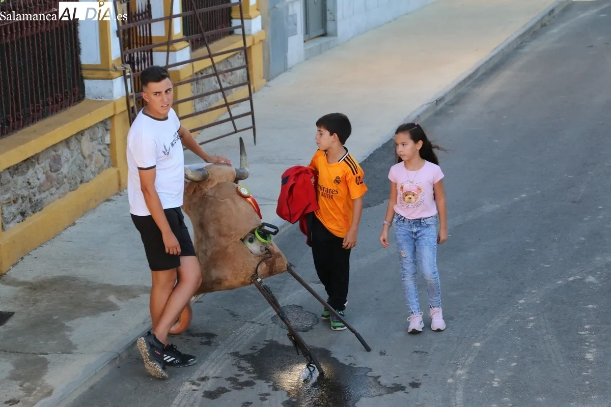 Animado toro de cajón en Bañobárez para comenzar las fiestas / CORRAL Y SÁNCHÉZ
