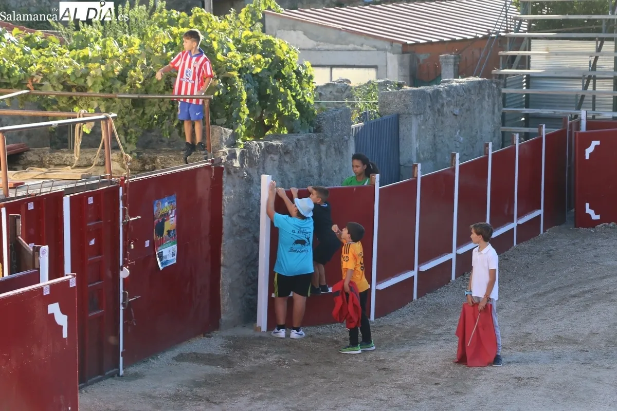 Animado toro de cajón en Bañobárez para comenzar las fiestas / CORRAL Y SÁNCHÉZ