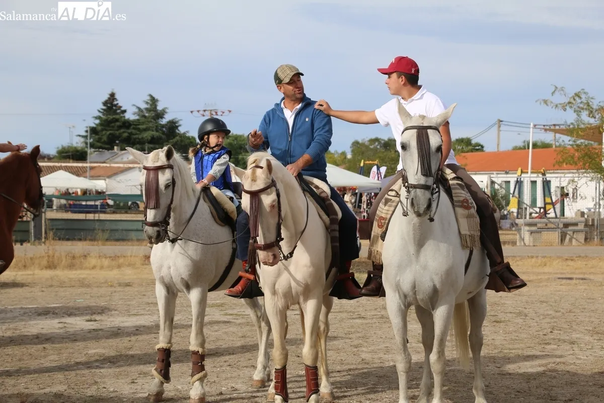 Novena Feria de Alimentación, Artesanía y Feria Canina de Villar de Peralonso / CORRAL 
