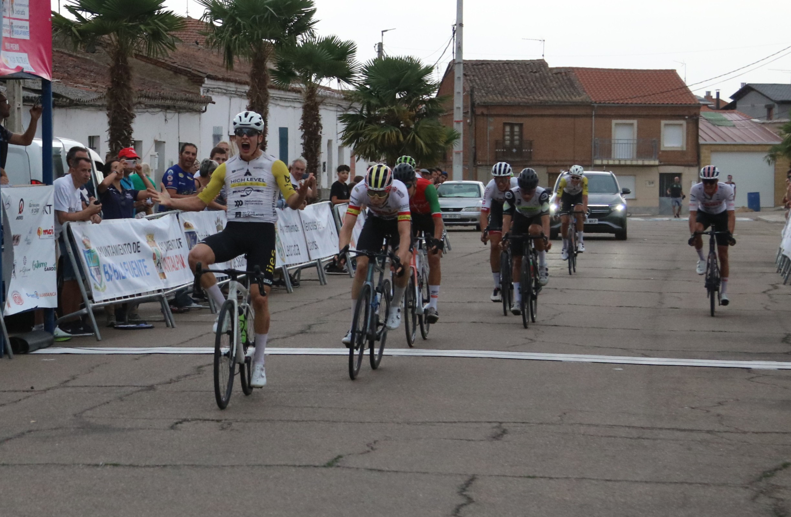 Joan Cadena gana en Babilafuente y es el primer líder de la Vuelta a Salamanca