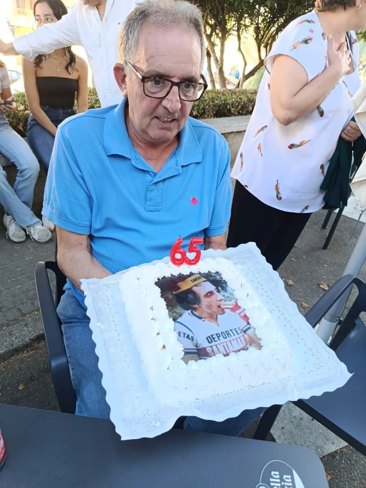 Foto 2 - Pedro Ratero celebra sus 65 a&ntilde;os arropado por familia y amigos, antesala de una jubilaci&oacute;n tras medio siglo de trabajo