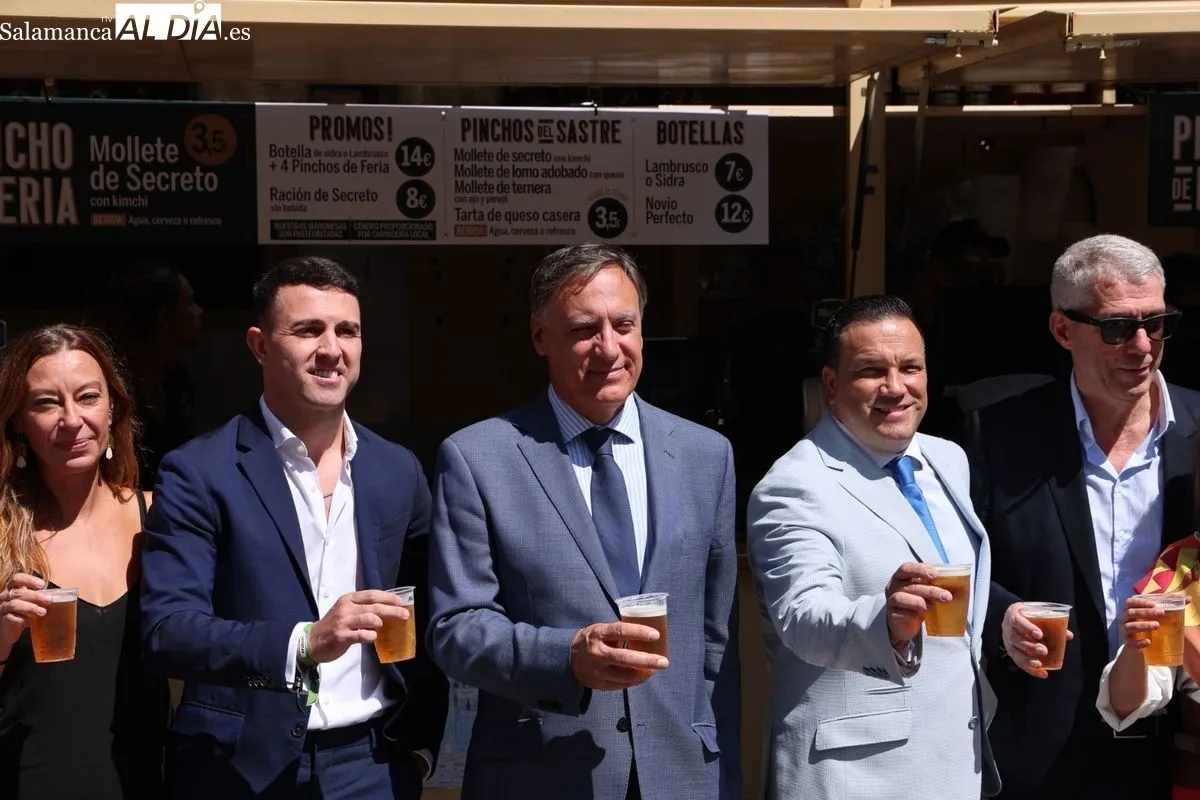 Inauguración de la Feria de Día de Salamanca en las casetas de la plaza del Mercado. Fotos: David Sañudo