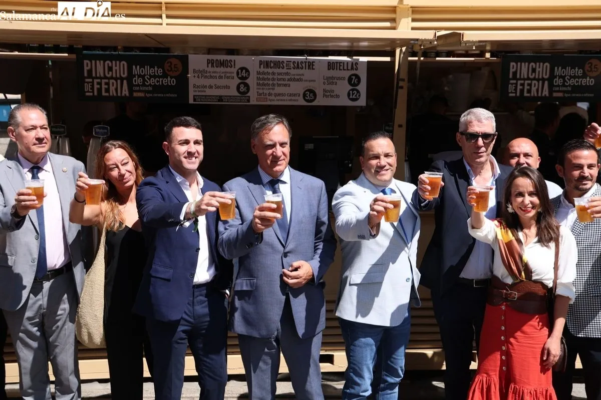Inauguración de la Feria de Día de Salamanca en las casetas de la plaza del Mercado. Fotos: David Sañudo