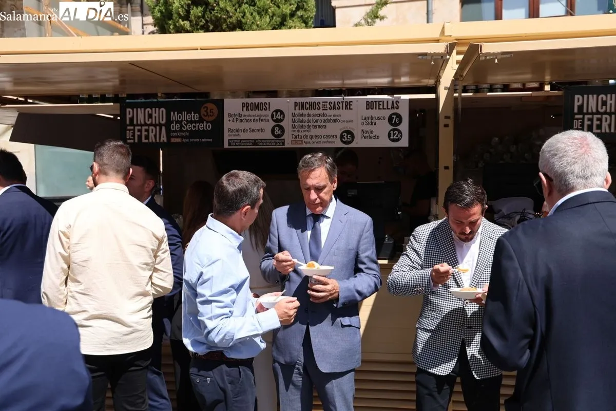 Inauguración de la Feria de Día de Salamanca en las casetas de la plaza del Mercado. Fotos: David Sañudo