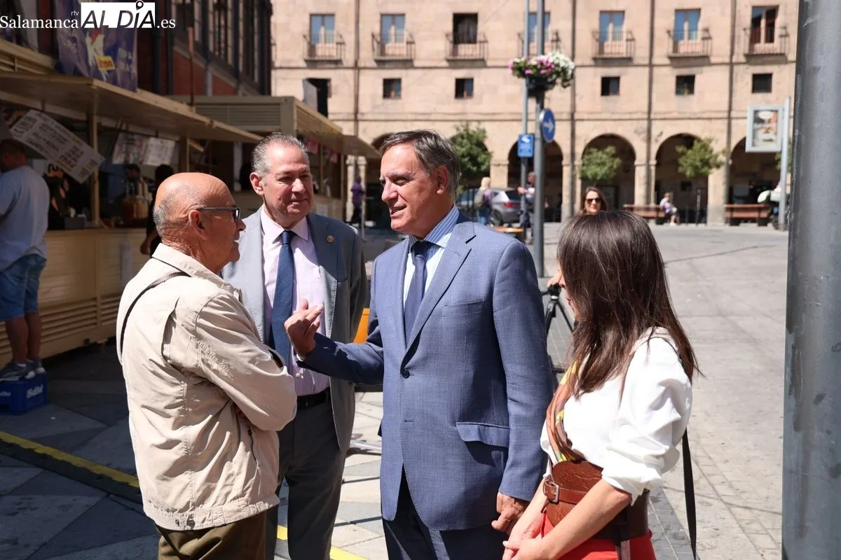 Inauguración de la Feria de Día de Salamanca en las casetas de la plaza del Mercado. Fotos: David Sañudo