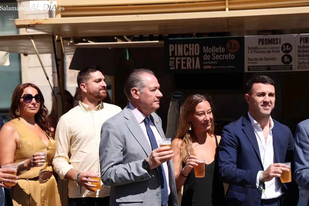 Inauguración de la Feria de Día de Salamanca en las casetas de la plaza del Mercado. Fotos: David Sañudo