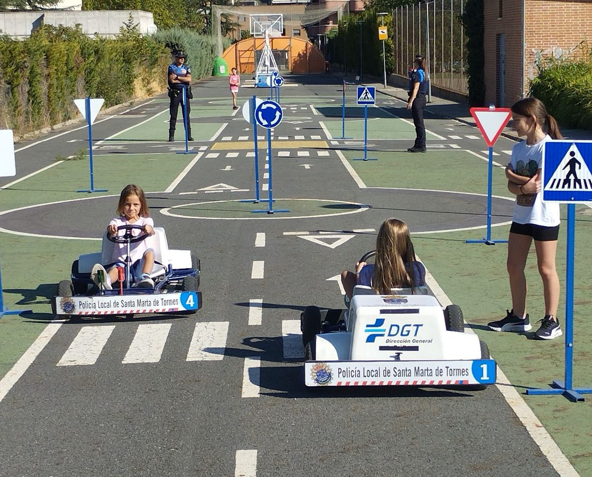 Escolares aprenden seguridad vial con karts en Santa Marta