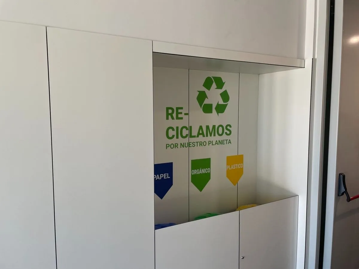 La consejera de Educación de la Junta, Rocío Lucas, durante su visita al IES Vía de la Plata. Foto Ayto.Guijuelo