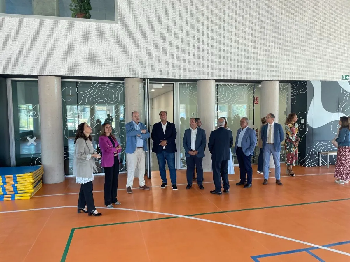 La consejera de Educación de la Junta, Rocío Lucas, durante su visita al IES Vía de la Plata. Foto Ayto.Guijuelo