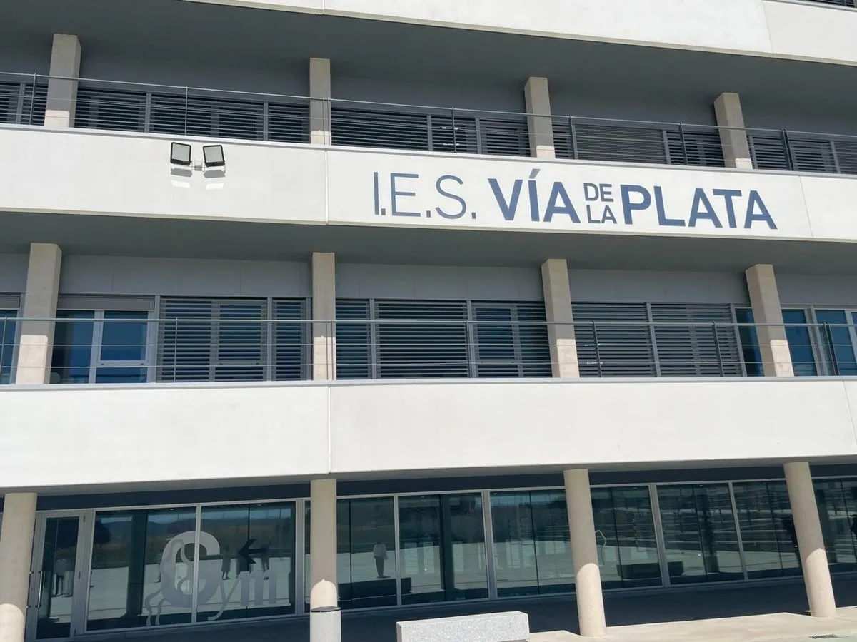 La consejera de Educación de la Junta, Rocío Lucas, durante su visita al IES Vía de la Plata. Foto Ayto.Guijuelo