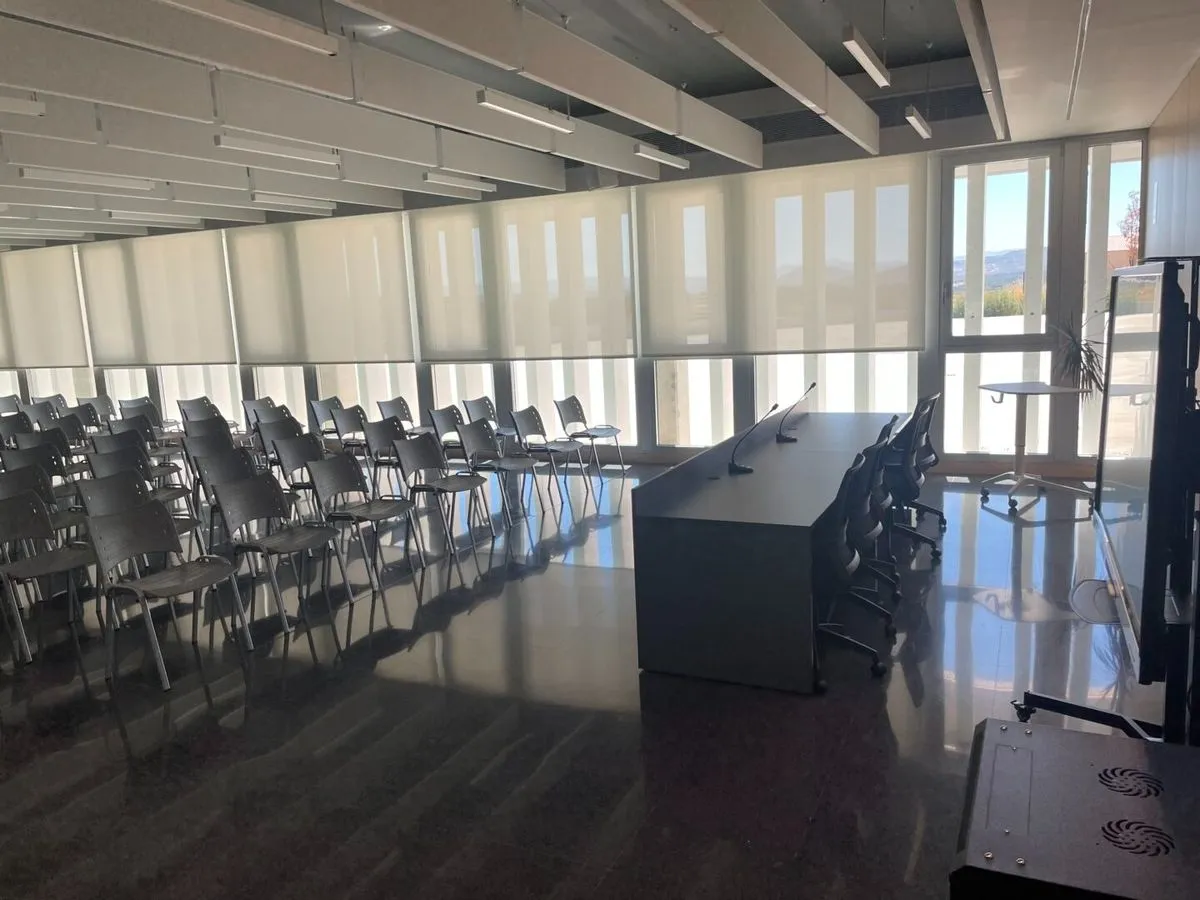 La consejera de Educación de la Junta, Rocío Lucas, durante su visita al IES Vía de la Plata. Foto Ayto.Guijuelo