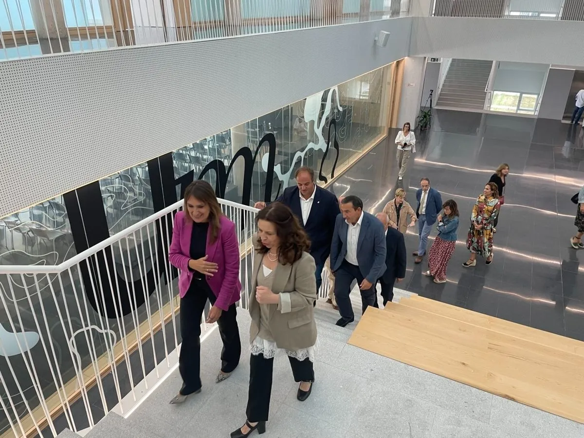 La consejera de Educación de la Junta, Rocío Lucas, durante su visita al IES Vía de la Plata. Foto Ayto.Guijuelo
