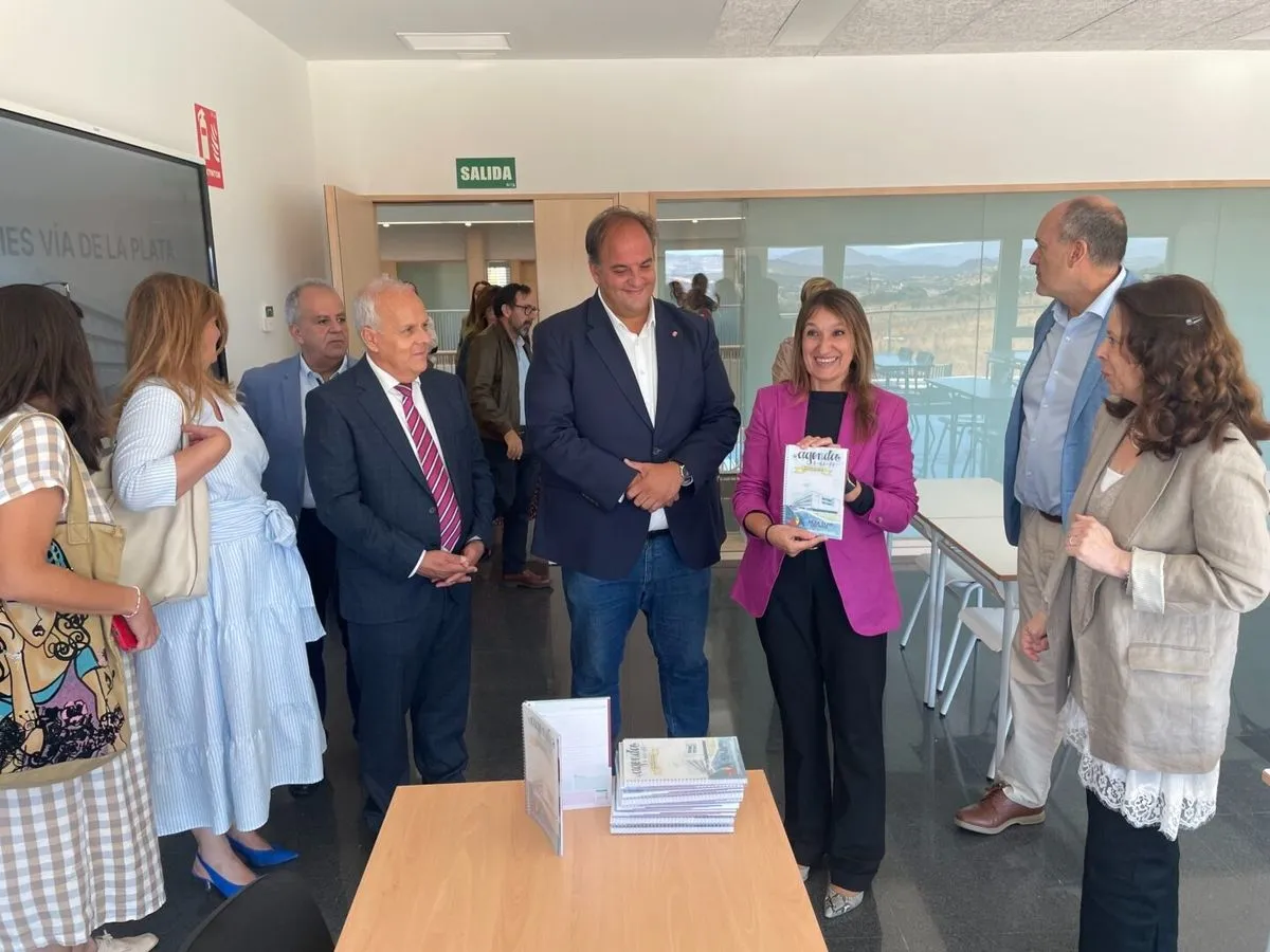 La consejera de Educación de la Junta, Rocío Lucas, durante su visita al IES Vía de la Plata. Foto Ayto.Guijuelo