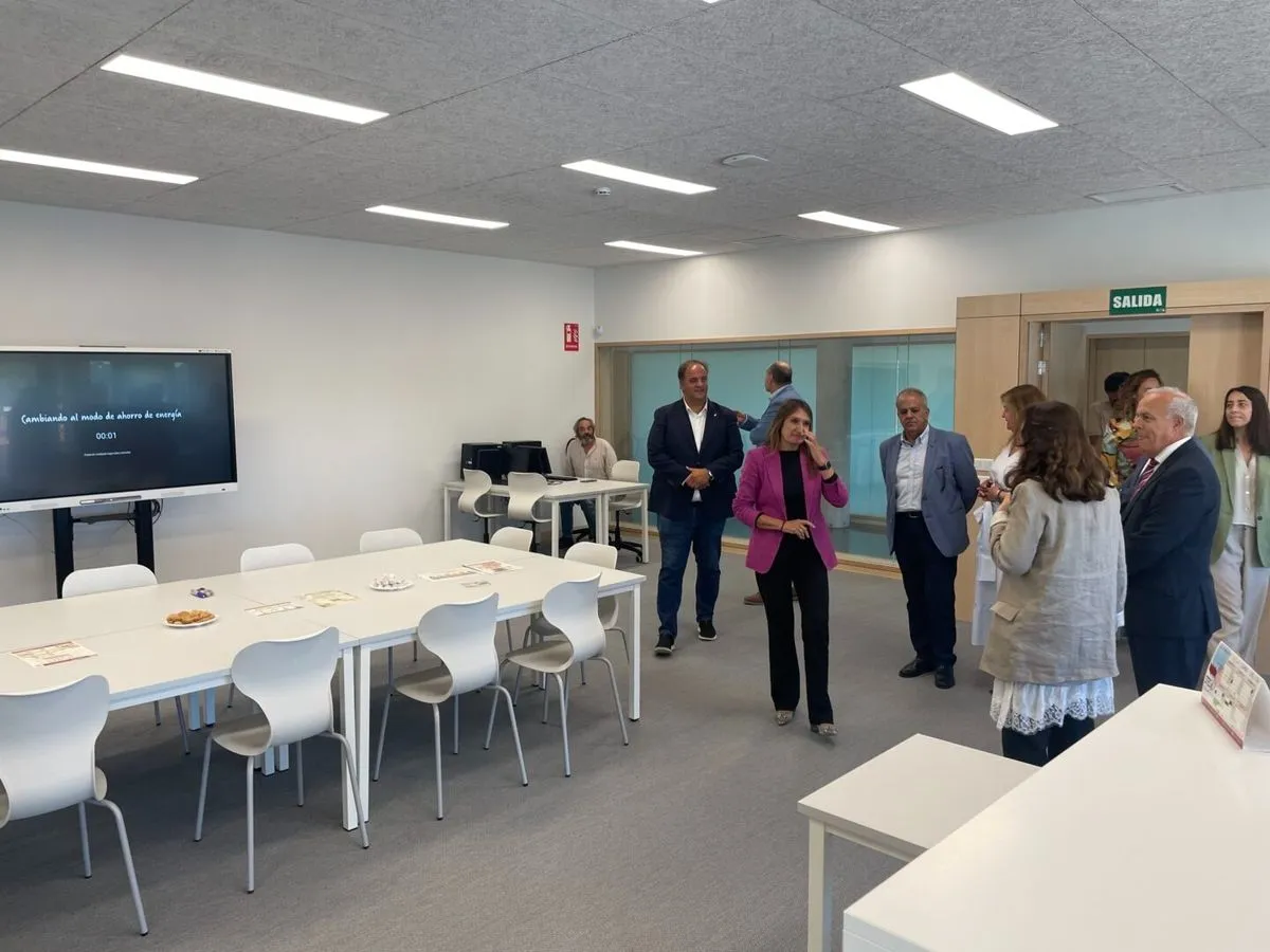 La consejera de Educación de la Junta, Rocío Lucas, durante su visita al IES Vía de la Plata. Foto Ayto.Guijuelo