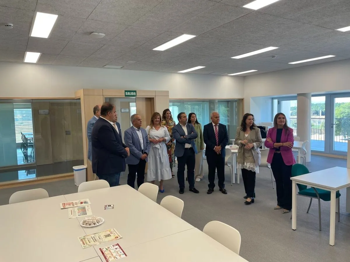 La consejera de Educación de la Junta, Rocío Lucas, durante su visita al IES Vía de la Plata. Foto Ayto.Guijuelo