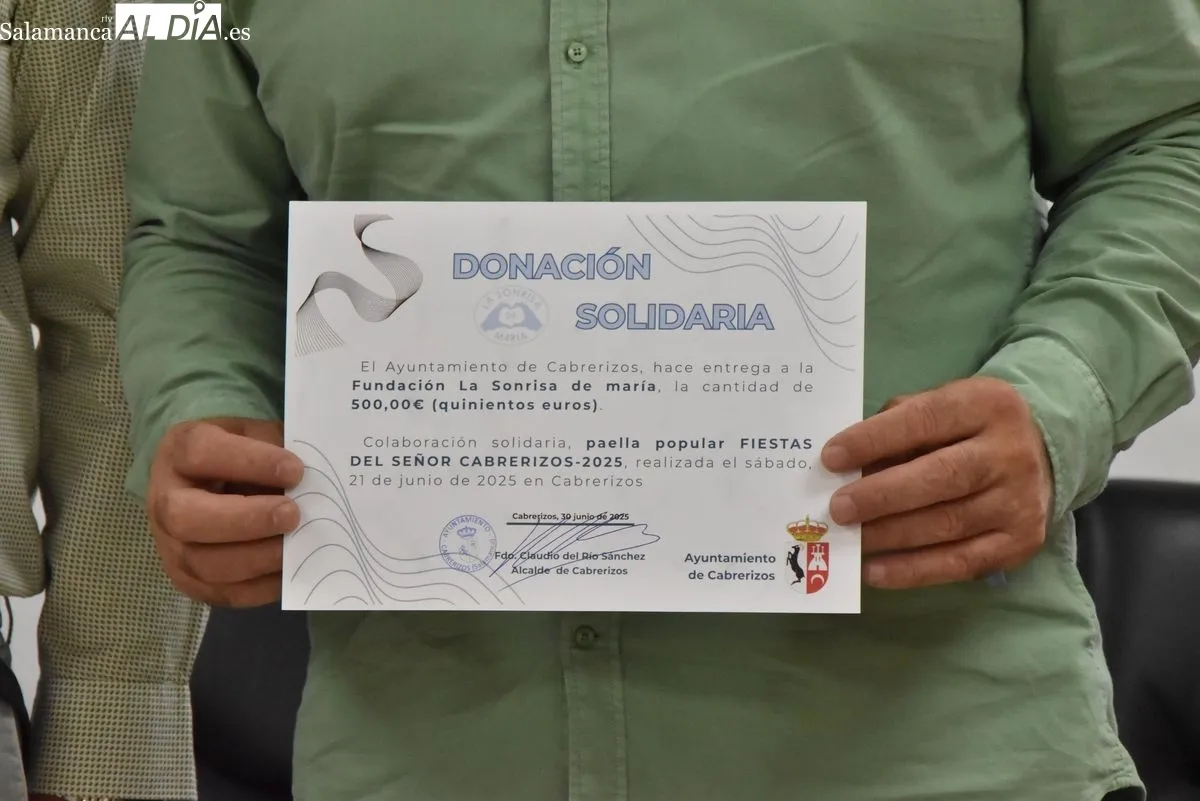 El Ayuntamiento de Cabrerizos entrega 1.000 euros de su paella solidaria a dos asociaciones locales. Foto de Vanesa Martins