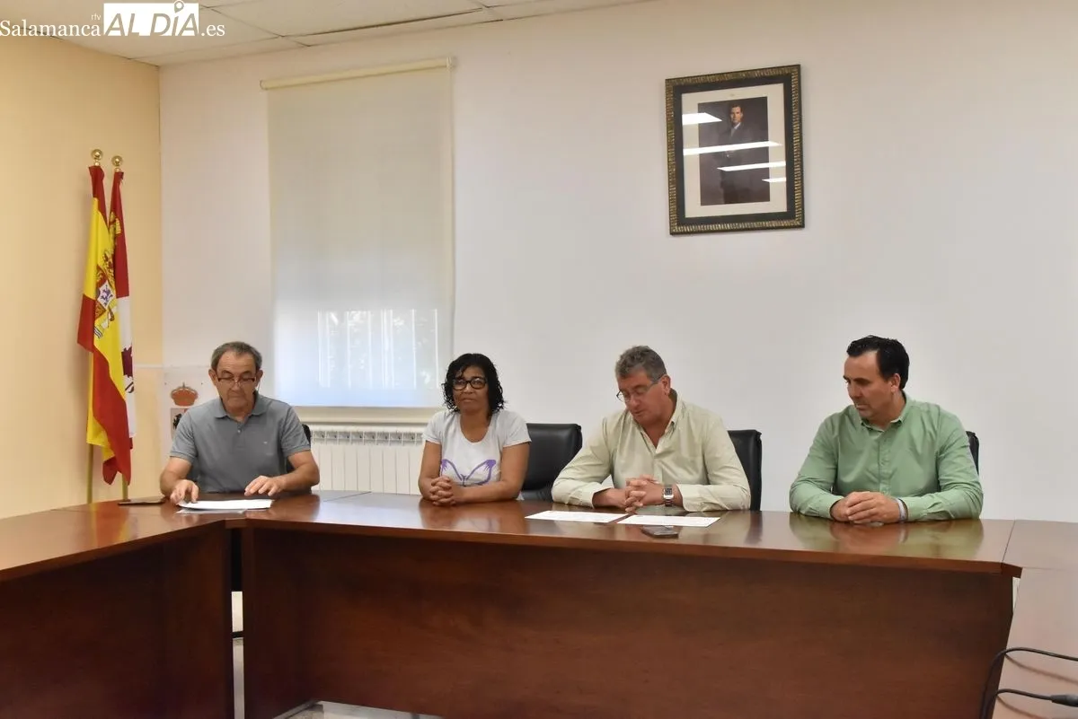 El Ayuntamiento de Cabrerizos entrega 1.000 euros de su paella solidaria a dos asociaciones locales. Foto de Vanesa Martins