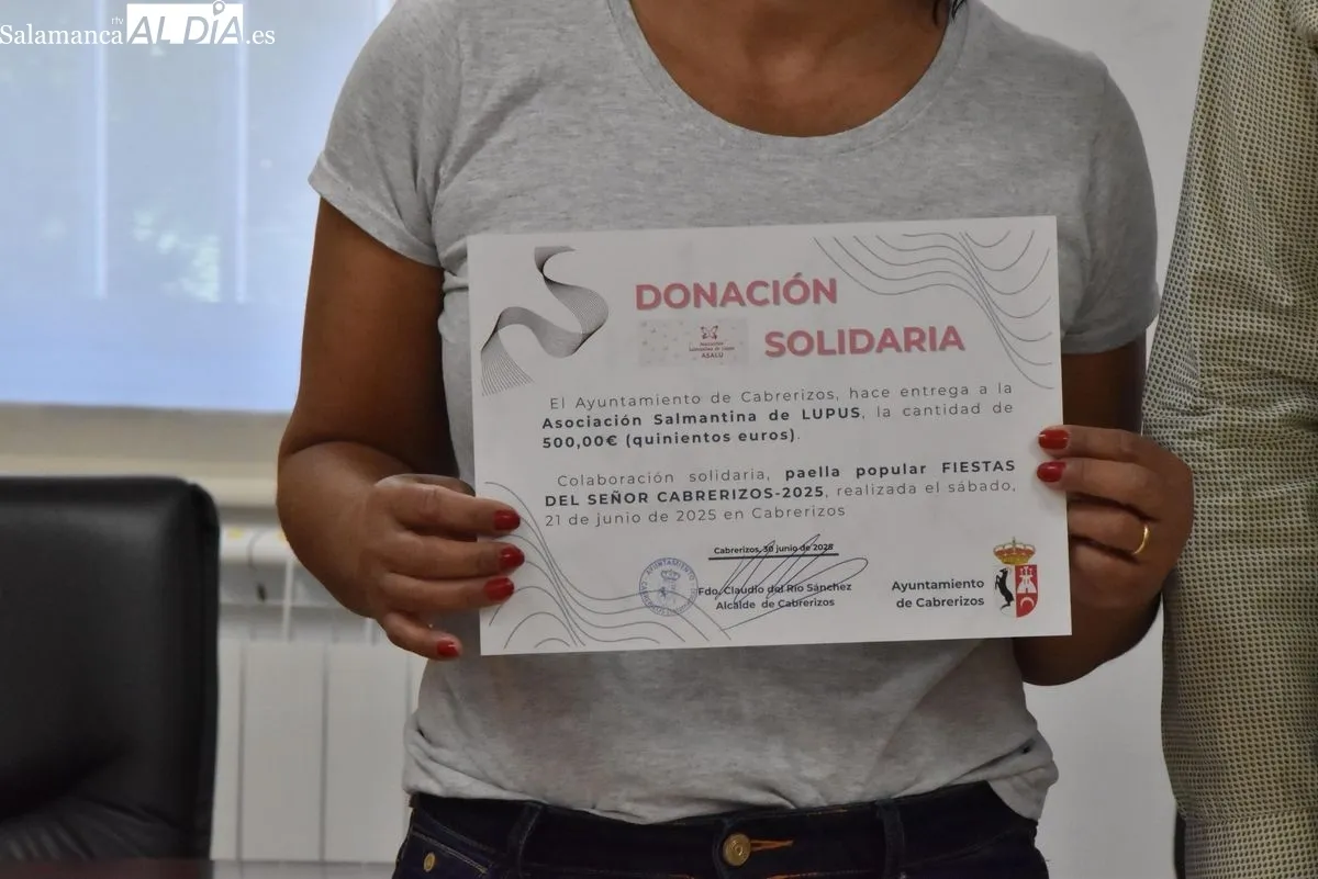 El Ayuntamiento de Cabrerizos entrega 1.000 euros de su paella solidaria a dos asociaciones locales. Foto de Vanesa Martins
