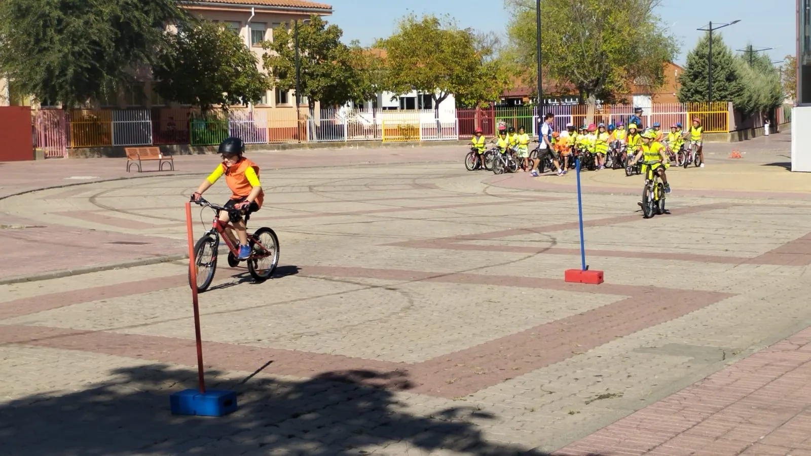 La movilidad sostenible sobre ruedas: 127 niños de Infantil y Primaria se suman al taller 'Aprende a montar en bici'