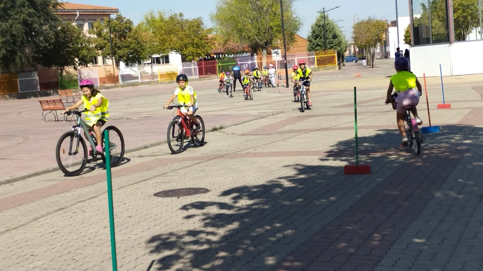 La movilidad sostenible sobre ruedas: 127 niños de Infantil y Primaria se suman al taller 'Aprende a montar en bici'