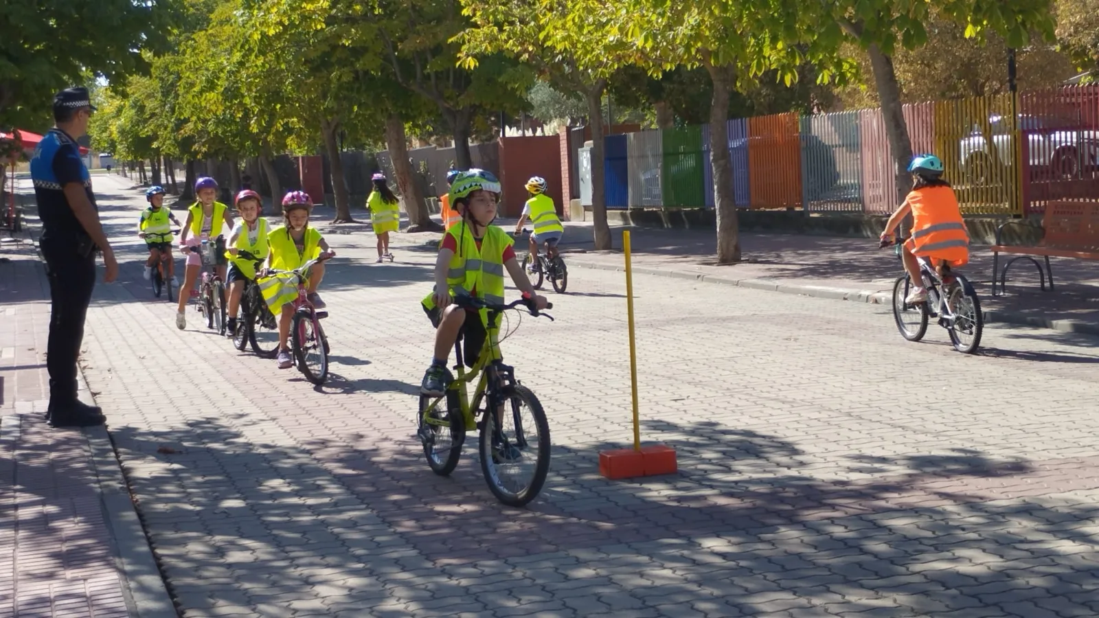 La movilidad sostenible sobre ruedas: 127 niños de Infantil y Primaria se suman al taller 'Aprende a montar en bici'
