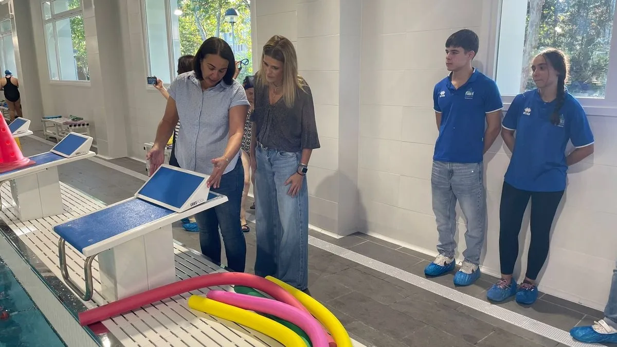 La concejala de Deportes, Almudena Parres, y el Club Acuático Salamanca presentan novedades sobre la piscina climatizada de La Alamedilla
